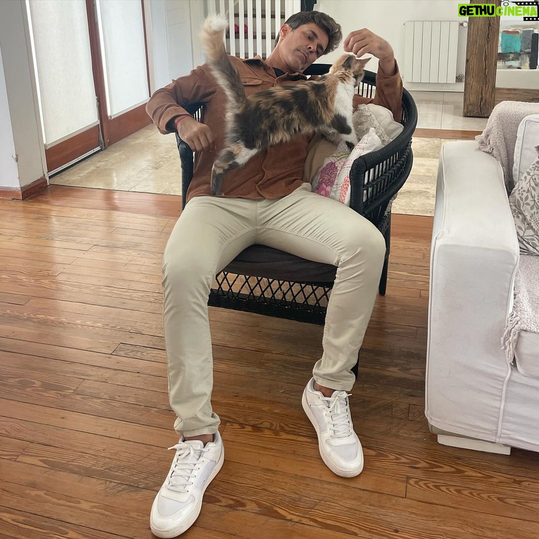 Mariano Martínez Instagram - Arrancando el otoño a puro mimo con pitufina. 😻