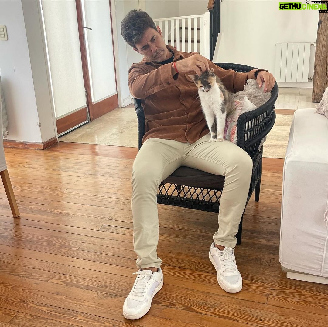 Mariano Martínez Instagram - Arrancando el otoño a puro mimo con pitufina. 😻