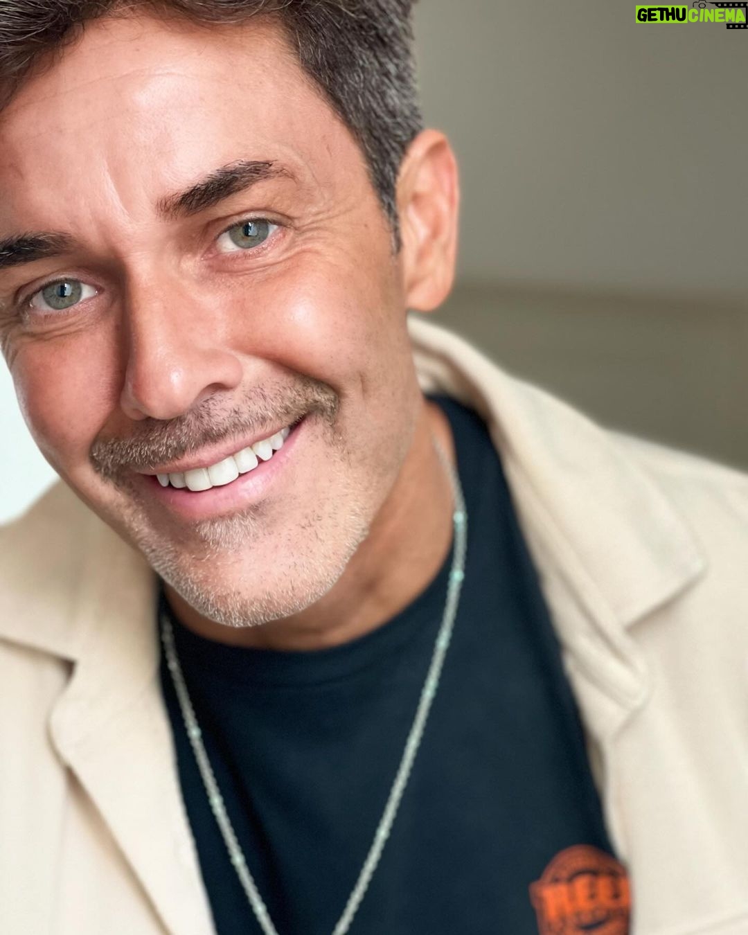 Mariano Martínez Instagram - "Siempre es hoy.” Por eso hay que disfrutar cada momento,pase lo que pase mantenerse avanzando. Con tropiezos, cachetazos, caídas ,pero siempre avanzando,disfrutando agradecidos de estar vivos. Así me parece que es la vida. Buen finde para todos ! 💪🏻❤️🔥😁