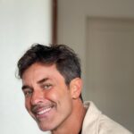 Mariano Martínez Instagram - "Siempre es hoy.” Por eso hay que disfrutar cada momento,pase lo que pase mantenerse avanzando. Con tropiezos, cachetazos, caídas ,pero siempre avanzando,disfrutando agradecidos de estar vivos. Así me parece que es la vida. Buen finde para todos ! 💪🏻❤️‍🔥😁