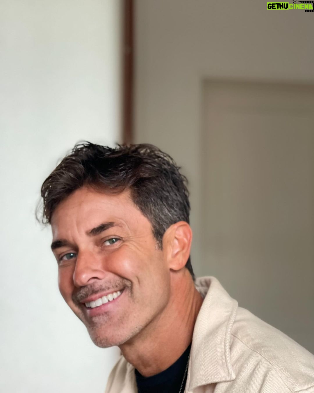 Mariano Martínez Instagram - "Siempre es hoy.” Por eso hay que disfrutar cada momento,pase lo que pase mantenerse avanzando. Con tropiezos, cachetazos, caídas ,pero siempre avanzando,disfrutando agradecidos de estar vivos. Así me parece que es la vida. Buen finde para todos ! 💪🏻❤️🔥😁