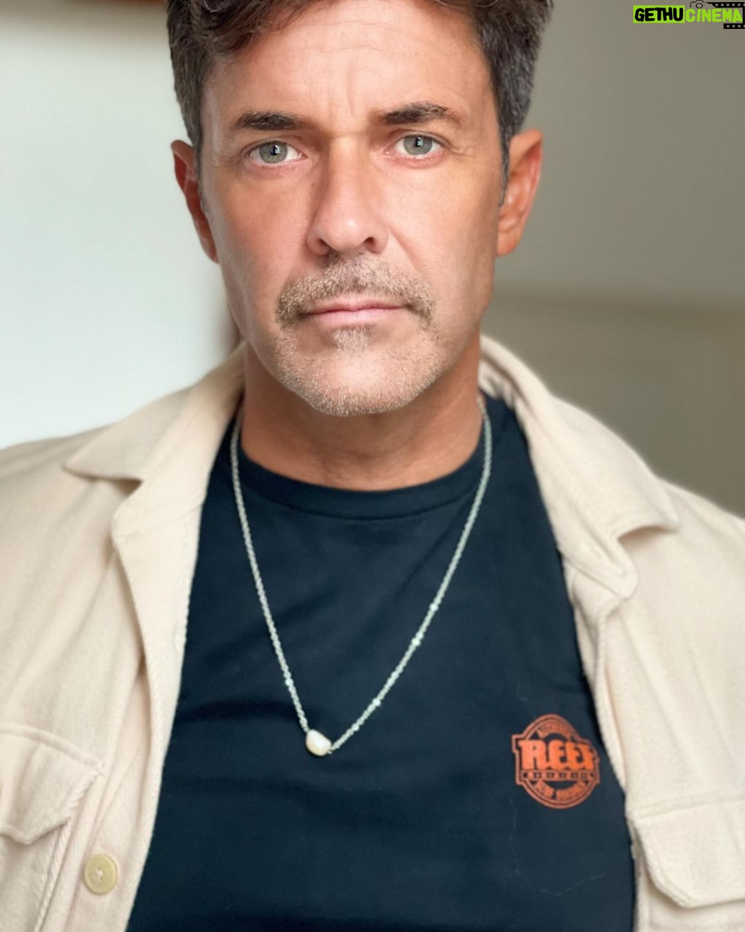 Mariano Martínez Instagram - "Siempre es hoy.” Por eso hay que disfrutar cada momento,pase lo que pase mantenerse avanzando. Con tropiezos, cachetazos, caídas ,pero siempre avanzando,disfrutando agradecidos de estar vivos. Así me parece que es la vida. Buen finde para todos ! 💪🏻❤️🔥😁