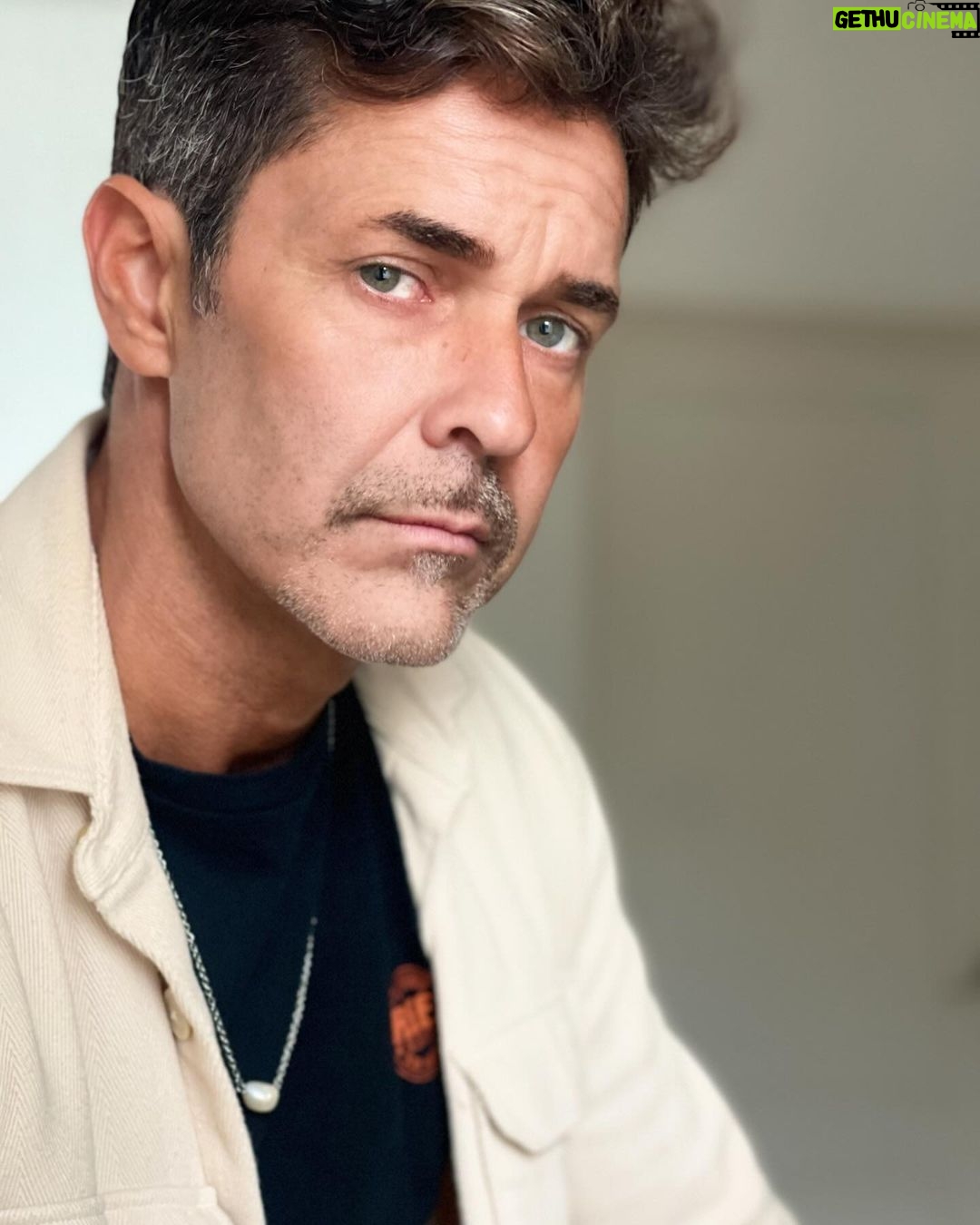 Mariano Martínez Instagram - "Siempre es hoy.” Por eso hay que disfrutar cada momento,pase lo que pase mantenerse avanzando. Con tropiezos, cachetazos, caídas ,pero siempre avanzando,disfrutando agradecidos de estar vivos. Así me parece que es la vida. Buen finde para todos ! 💪🏻❤️🔥😁