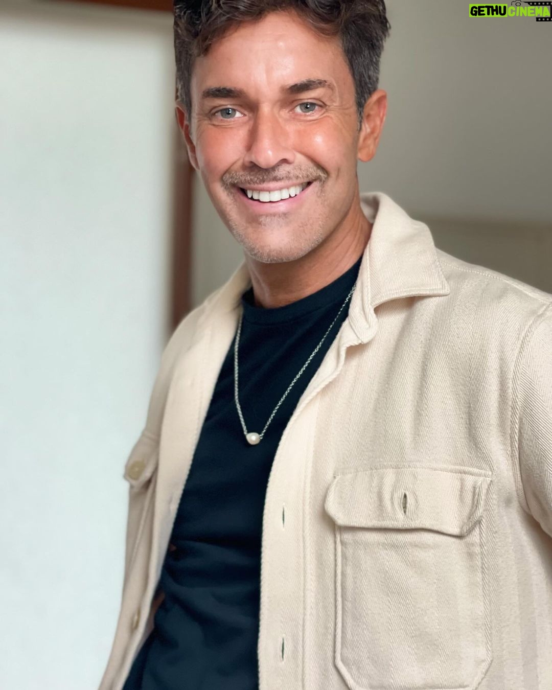 Mariano Martínez Instagram - "Siempre es hoy.” Por eso hay que disfrutar cada momento,pase lo que pase mantenerse avanzando. Con tropiezos, cachetazos, caídas ,pero siempre avanzando,disfrutando agradecidos de estar vivos. Así me parece que es la vida. Buen finde para todos ! 💪🏻❤️🔥😁