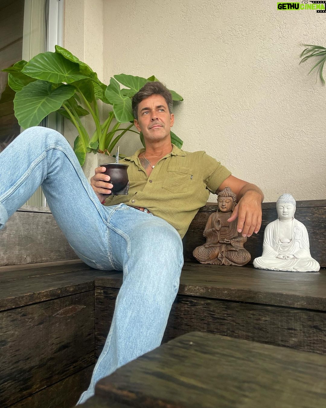 Mariano Martínez Instagram - Disfrutando un lindo momento con unos mates de por medio. 🧉❤️