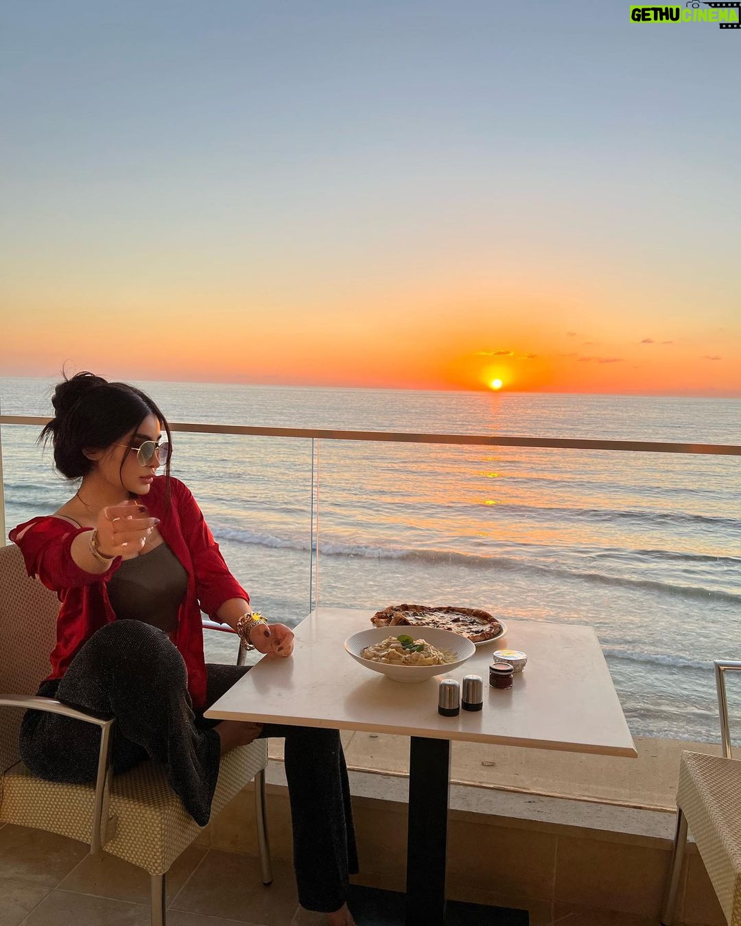 Marina Alobaidi Instagram - ✨ It’s all about Sunset vibes 🌅⛅️🧡 . . . #مارينا_العبيدي #ملكة_جمال_العرب #missarabworld2021🇮🇶 #luxury #luxurylifestyle #sunset #explorepage