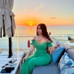 Marina Alobaidi Instagram - Sunset vibes 🌅✨🌴 . . . مساكم 🌅💚 . . #مارينا_العبيدي #ملكة_جمال_العرب #missarabworld2021🇮🇶 #missarabworld #luxury #luxurylifestyle #sunset