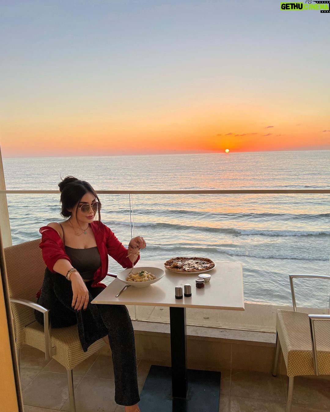 Marina Alobaidi Instagram - ✨ It’s all about Sunset vibes 🌅⛅️🧡 . . . #مارينا_العبيدي #ملكة_جمال_العرب #missarabworld2021🇮🇶 #luxury #luxurylifestyle #sunset #explorepage