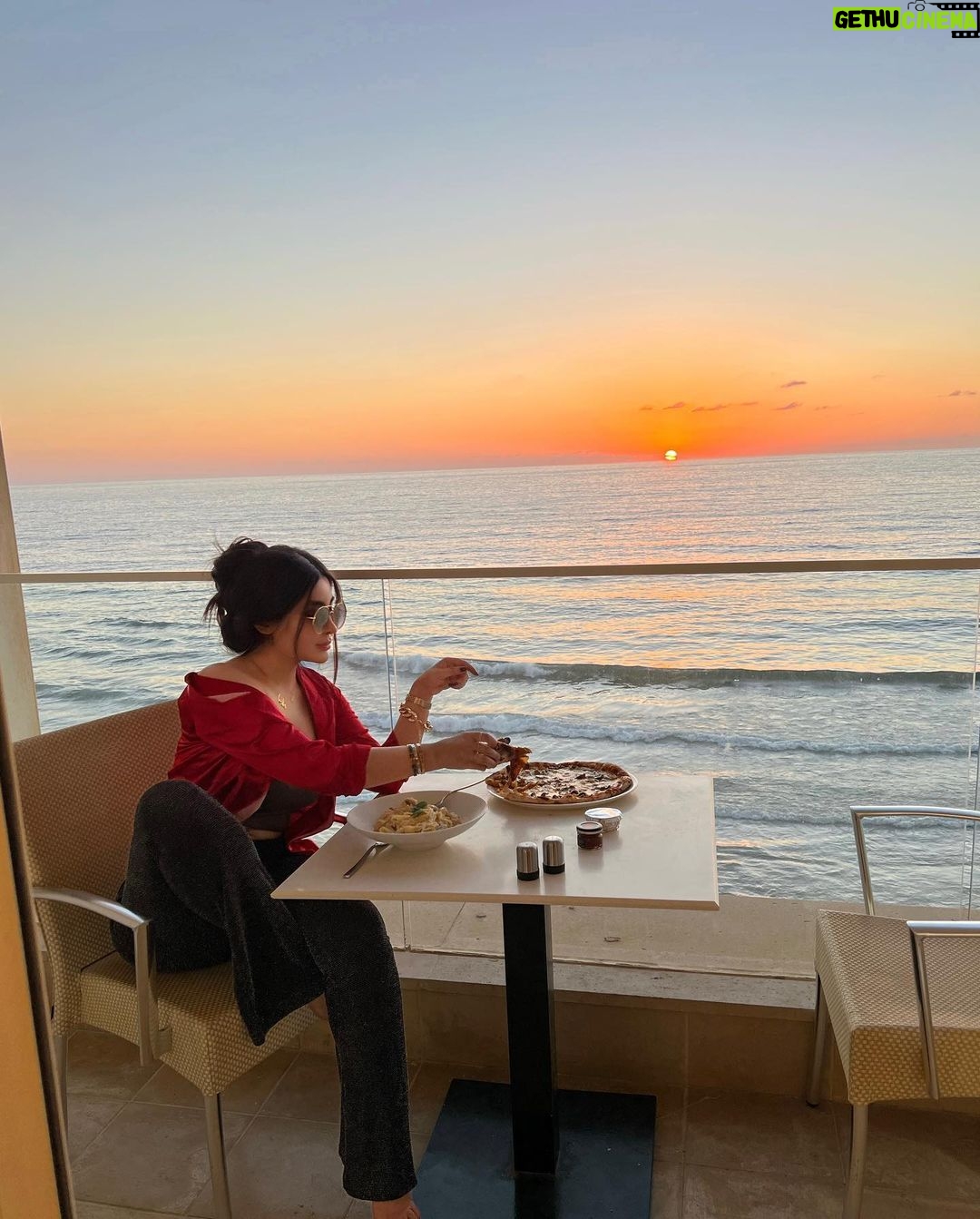 Marina Alobaidi Instagram - ✨ It’s all about Sunset vibes 🌅⛅️🧡 . . . #مارينا_العبيدي #ملكة_جمال_العرب #missarabworld2021🇮🇶 #luxury #luxurylifestyle #sunset #explorepage