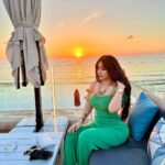 Marina Alobaidi Instagram - Sunset vibes 🌅✨🌴 . . . مساكم 🌅💚 . . #مارينا_العبيدي #ملكة_جمال_العرب #missarabworld2021🇮🇶 #missarabworld #luxury #luxurylifestyle #sunset