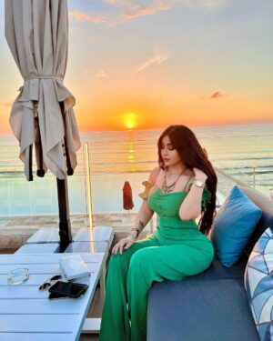 Marina Alobaidi Instagram - Sunset vibes 🌅✨🌴
.
.
.
مساكم 🌅💚
.
.
#مارينا_العبيدي #ملكة_جمال_العرب #missarabworld2021🇮🇶 #missarabworld #luxury #luxurylifestyle #sunset
