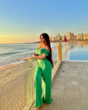Marina Alobaidi Instagram - Sunset vibes 🌅✨🌴
.
.
.
مساكم 🌅💚
.
.
#مارينا_العبيدي #ملكة_جمال_العرب #missarabworld2021🇮🇶 #missarabworld #luxury #luxurylifestyle #sunset