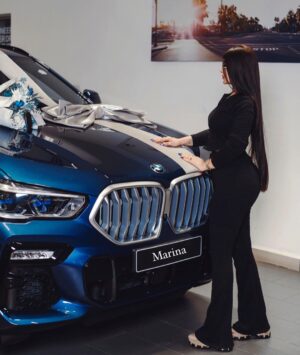 Marina Alobaidi Instagram - 2022 👑بسم الله ماشاء الله 💙 
.
.
حبايبي الغاليين الله يرزقكم اضعاف ما تتمنون لي 💙
.
.
#مارينا_العبيدي #missarabworld2021🇮🇶 #luxury #luxurylifestyle #luxurylife #dubai #bmw
