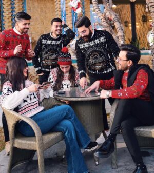 Marina Alobaidi Instagram - كل عام وانتو بألف خير وعافيه وحب متابعينا الحلويييين ♥️ Happy new year 🌲⛄️❄️ @m.u_r @mohamed.adil @aboody_kareem @abbas_shibani @basma_baghdad 
.
.
.
#مارينا_العبيدي #missarabworld2021#christmas #christmastree #happynewyear #iraq #baghdad #friends #explore