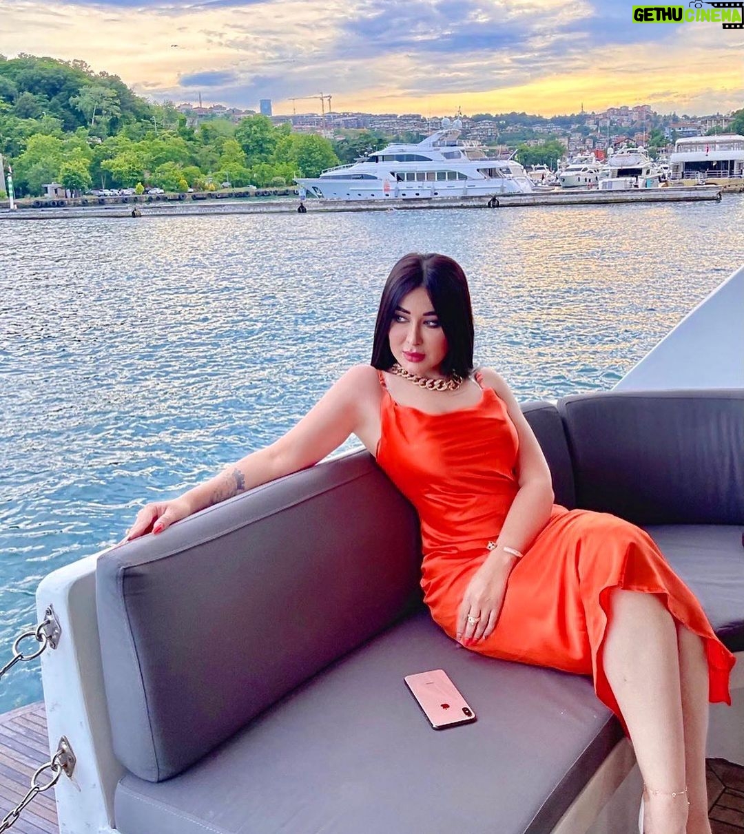 Marina Alobaidi Instagram - … أنــــ👑ـا الاسْتِثنَاء البَارد لكل قاعده جَهنميِّه … 🧡🔥☄️ . . . . #مارينا_العبيدي #luxury #luxurylife #fashionstyle #fashionblogger #luxurylifestyle #istanbul #orange