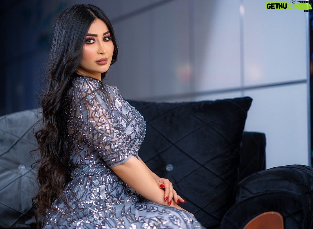 Marina Alobaidi Instagram - Taken by ๐ธ @saman_aljaaf The dress ๐ from @onellafashion ููุช ุฏุงููู
ุงู ุฎูุงุฑูุฌ ุงูุณูุฑุจ ุ ูุง ุงูุญุฏ ูุนุฑู ู
ุง ูุฏูุฑ ูู ุฑุงูุณู ูุง ุงูุชุนู
ูู ู
ุน ุงุญุฏ ููุง ุงููุชูุฏ ุงูู ุงูุชูุต ู
ู ุงุญุฏ ููุงูููู
ุง ูู ูุถูุฉ ุงููุฎุฑู ุ ูุงุฑุถ ุงููุฎุฑู ูุญุฑุจ ูุง ูุนุฑู ุนููุง ุงูุญุฏ ... ๐ . . . ู
ุดุชุงูุชููู
๐ธ #ู
ุงุฑููุง_ุงูุนุจูุฏู #luxury #luxurylifestyle #fashion #fashionstyle