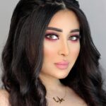 Marina Alobaidi Instagram - من يضع سعادته في ذاته ؛ لن يَهزمهُ أحد ... . مسا الورد يا حلوين 🌸 . Make up by the best : @makeupbyrami . . My necklace designed by : ✨@bazaarceline ✨ . ذهب عيار 21 شحن دولي مجاني من دبي لكل متابعيني باي تصميم يصمموه ...🔥 . . #مارينا_العبيدي #luxurylifestyle #luxury #dubai #gold #makeup