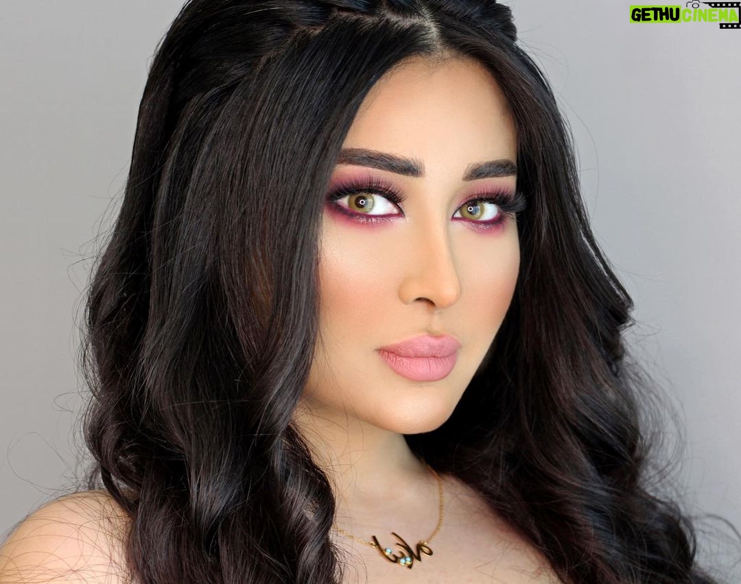 Marina Alobaidi Instagram - من يضع سعادته في ذاته ؛ لن يَهزمهُ أحد ... . مسا الورد يا حلوين 🌸 . Make up by the best : @makeupbyrami . . My necklace designed by : ✨@bazaarceline ✨ . ذهب عيار 21 شحن دولي مجاني من دبي لكل متابعيني باي تصميم يصمموه ...🔥 . . #مارينا_العبيدي #luxurylifestyle #luxury #dubai #gold #makeup