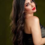 Marina Alobaidi Instagram - By 📸 : @saman_aljaaf . ... . كُنت سَـأتمنى لَك الأسوء ؛ لكنِّي لـم أجِد أسوأ من خَسارتِـــي ...👑 ✨ . . . . #مارينا_العبيدي #luxurylifestyle #luxury #black #dubai #jumeriah #explore #beauty