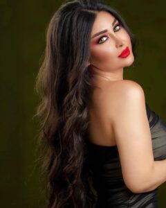 Marina Alobaidi Instagram - By 📸 : @saman_aljaaf . ... . كُنت سَـأتمنى لَك الأسوء ؛ لكنِّي لـم أجِد أسوأ من خَسارتِـــي ...👑 ✨ . . . . #مارينا_العبيدي #luxurylifestyle #luxury #black #dubai #jumeriah #explore #beauty