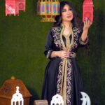 Marina Alobaidi Instagram - ‏Taken by : 📸 @saman_aljaaf . . توضأ بالمحبة قبل الماء 🧿🕊️ فإن الصلاة بقلب حاقد والصيام بلسان جاحد لا تجوز 🌙🖤🕋 . اطلالتي من @muhra_fashion . . . #مارينا_العبيدي #ramadan #luxurylifestyle #black #فنانيس #رمضان