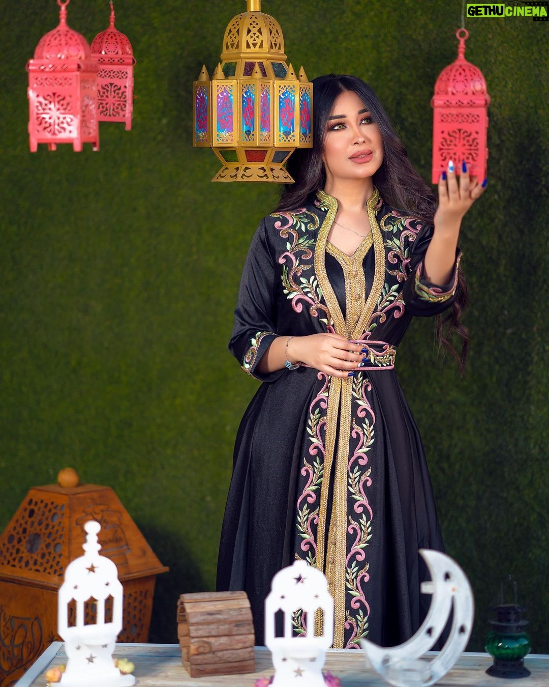 Marina Alobaidi Instagram - Taken by : 📸 @saman_aljaaf . . توضأ بالمحبة قبل الماء 🧿🕊️ فإن الصلاة بقلب حاقد والصيام بلسان جاحد لا تجوز 🌙🖤🕋 . اطلالتي من @muhra_fashion . . . #مارينا_العبيدي #ramadan #luxurylifestyle #black #فنانيس #رمضان