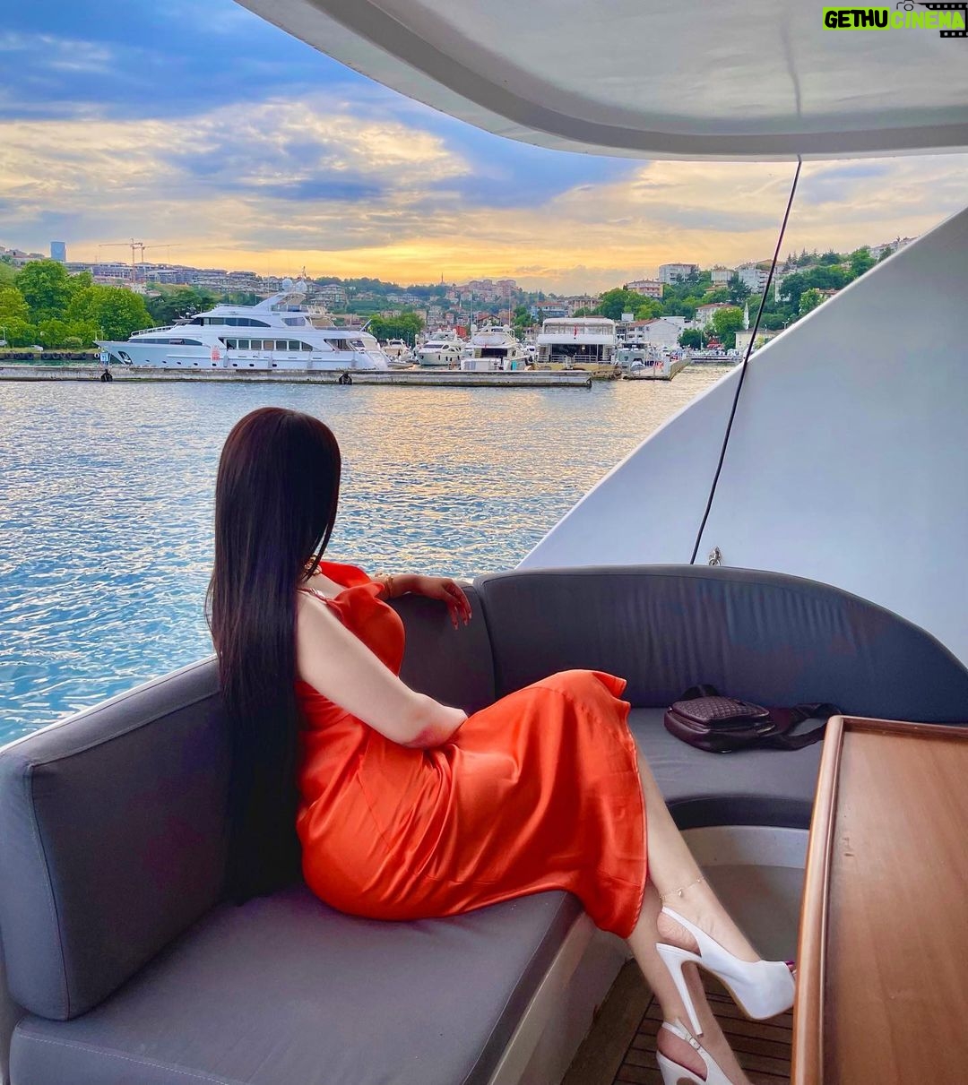 Marina Alobaidi Instagram - … أنــــ👑ـا الاسْتِثنَاء البَارد لكل قاعده جَهنميِّه … 🧡🔥☄️ . . . . #مارينا_العبيدي #luxury #luxurylife #fashionstyle #fashionblogger #luxurylifestyle #istanbul #orange