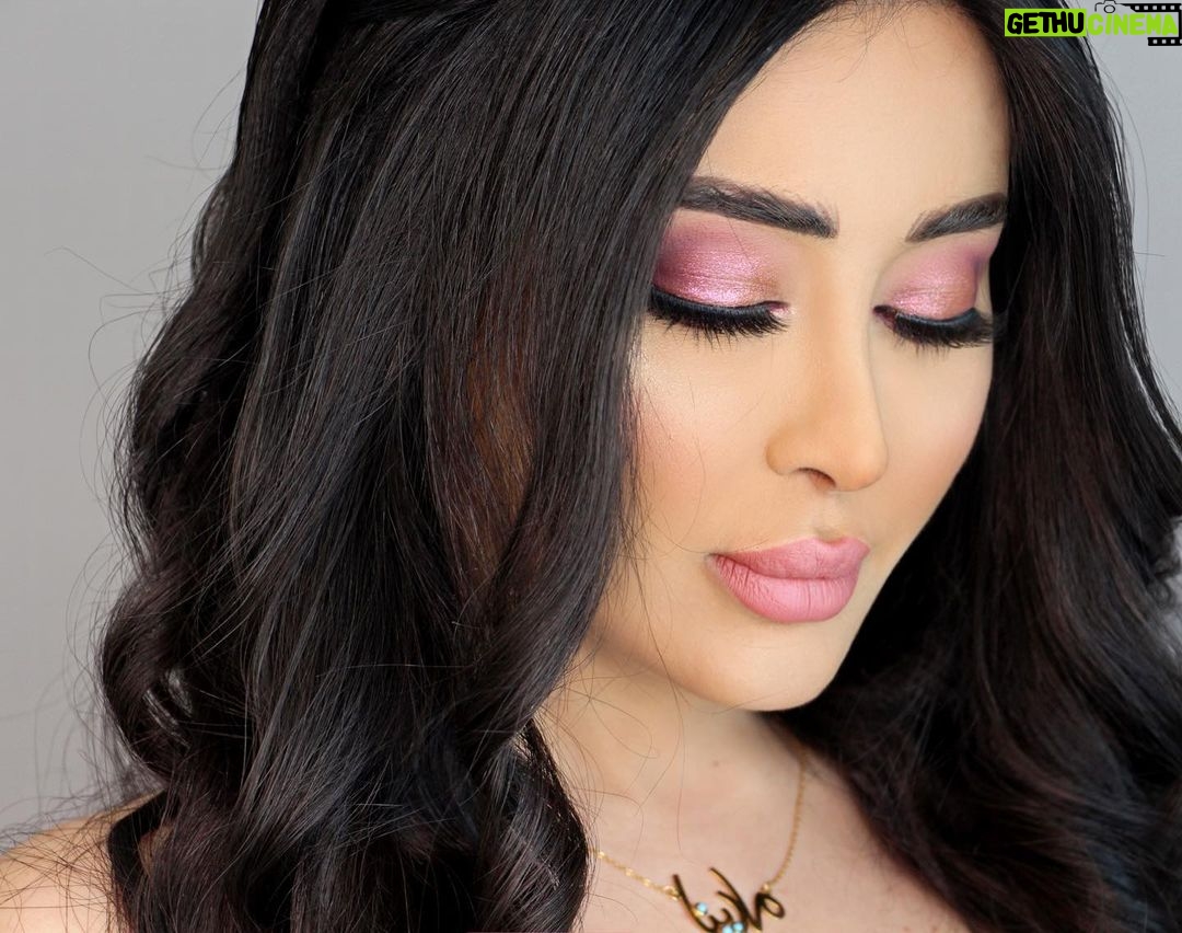 Marina Alobaidi Instagram - من يضع سعادته في ذاته ؛ لن يَهزمهُ أحد ... . مسا الورد يا حلوين 🌸 . Make up by the best : @makeupbyrami . . My necklace designed by : ✨@bazaarceline ✨ . ذهب عيار 21 شحن دولي مجاني من دبي لكل متابعيني باي تصميم يصمموه ...🔥 . . #مارينا_العبيدي #luxurylifestyle #luxury #dubai #gold #makeup