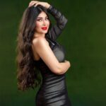 Marina Alobaidi Instagram - ... يـا هَلي ونَاسي وغَلاي وكحلة عيُوني جَمـالِي يلوگلك وَحدَك على عنَـــاد اليكرهُوني 🖤 وان وحده غيري تحلى بناظرك ؛ اليابس والاخضر احرگـه ... 🧨🔥 . . By : @saman_aljaaf . . #مارينا_العبيدي #luxurylifestyle #luxury #fashion #dresses #explore #dubai #dxb