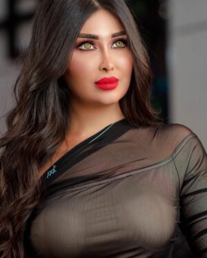 Marina Alobaidi Instagram - By 📸 : @saman_aljaaf . ...
.
كُنت سَـأتمنى لَك الأسوء ؛ لكنِّي لـم أجِد أسوأ من خَسارتِـــي ...👑 ✨
.
.
.
.
#مارينا_العبيدي #luxurylifestyle #luxury #black #dubai #jumeriah #explore #beauty