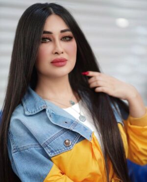 Marina Alobaidi Instagram - ...
يــا نَافخاً على القَمـر لِــ تُطفئهُ 🌕 ضَاعت قِواكَ ولم يَدري بِـــكَ القَمرُ ... 😉 👑
.
.
.
.

الجاكيت من @vincci.iq ...
...
#مارينا_العبيدي #luxury #luxurylifestyle #fashion #dxb #jumeirah #explore