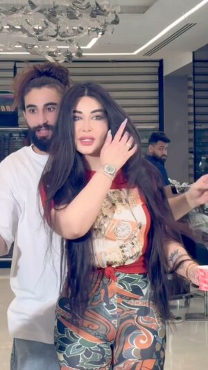 Marina Alobaidi Instagram - سويت كونتور شعر اول مره بحياتي اصبغ منه شوي ؛ شنو رأيكم حلو لو ارجع للطبيعي🖤
.

كلش شكراً طوني صوايا صارلهم يومين يشتغلون بشعري مع أنها خصل بس حتى لا يتعب واني شخص جداااااااً صعب يعجبني شي والنگ عندي مليار واخاف على شعري ؛ وكل خطوه يسوولي تريتمنت ويكملون شكراً منار 🙏🏻🖤
.
.
#مارينا_العبيدي #missarabworld2021🇮🇶 #luxurylifestyle #luxury #iraq #hairstyle #hairfashion #trend #fyp #explorepage 
.
