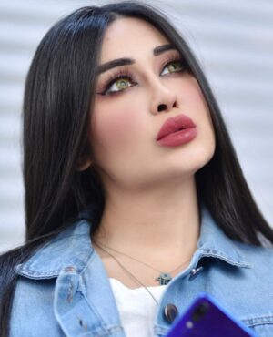 Marina Alobaidi Instagram - ...
يــا نَافخاً على القَمـر لِــ تُطفئهُ 🌕 ضَاعت قِواكَ ولم يَدري بِـــكَ القَمرُ ... 😉 👑
.
.
.
.

الجاكيت من @vincci.iq ...
...
#مارينا_العبيدي #luxury #luxurylifestyle #fashion #dxb #jumeirah #explore