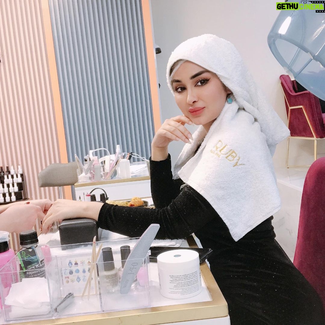 Marina Alobaidi Instagram - ... دللـــي نفسك 🌟 كوني أنثى بفخامة الإكتفاء ذاك الحب الفائض الذي يسكن قلبكِ وجهيه لمرآتكِ أولاً ،،🦋 وتسلّحي بالعلم والقوه فَـ انتي جيش نفسك الوحيد 👑 . . . . . #مارينا_العبيدي #luxury #luxurylifestyle #fashion #dubai #fashionstyle