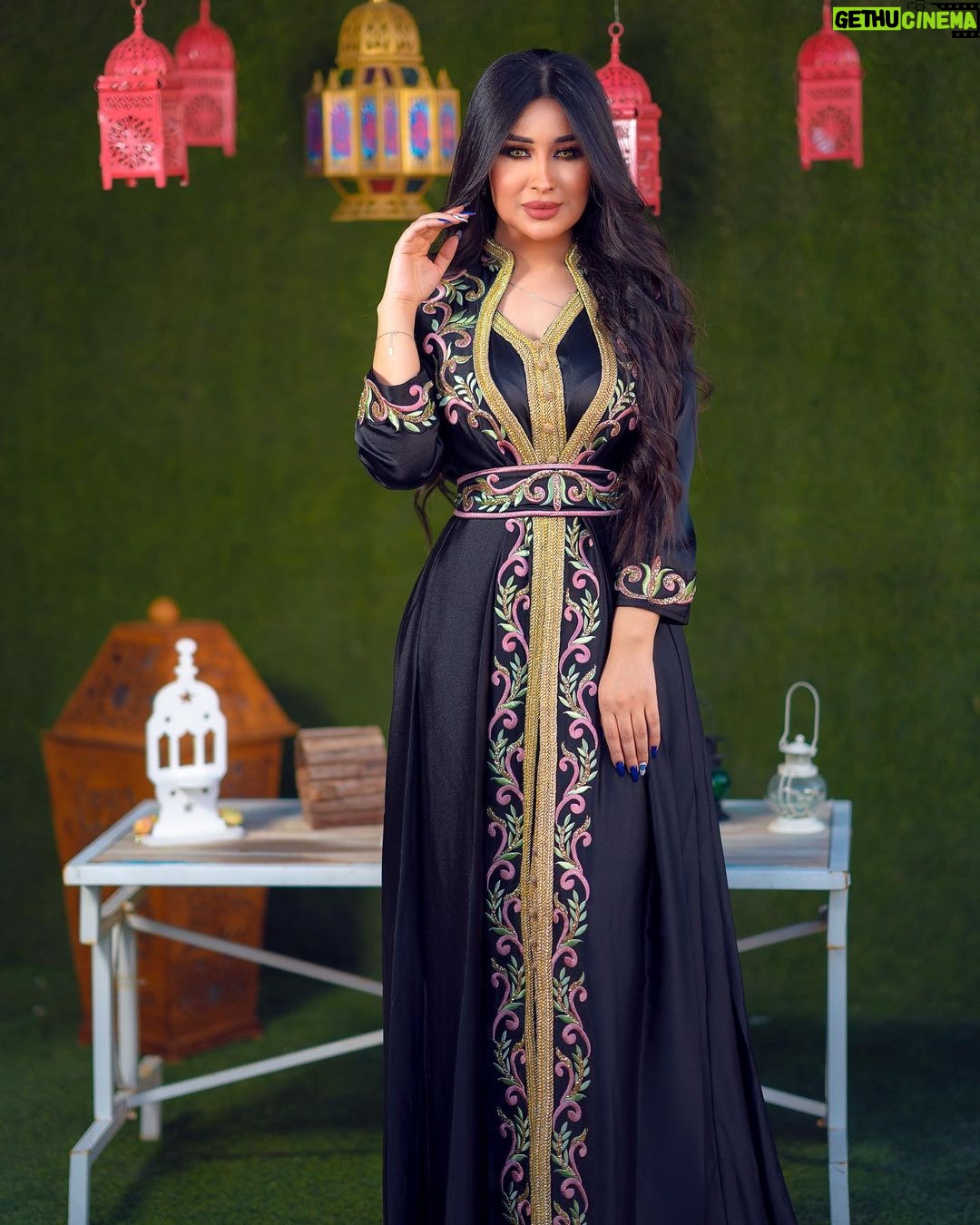 Marina Alobaidi Instagram - Taken by : 📸 @saman_aljaaf . . توضأ بالمحبة قبل الماء 🧿🕊️ فإن الصلاة بقلب حاقد والصيام بلسان جاحد لا تجوز 🌙🖤🕋 . اطلالتي من @muhra_fashion . . . #مارينا_العبيدي #ramadan #luxurylifestyle #black #فنانيس #رمضان
