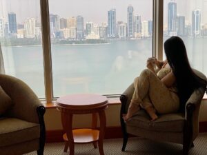 Marina Alobaidi Instagram - صباح الخير بتوقيتي 🐣
من الملل مااعرف وين اتصور بعد 
اشتاقيتلكم اني 💛
.
.
.
#مارينا_العبيدي #luxury #luxurylifestyle #fashion #fashionista #dxb #dubai #versace