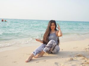 Marina Alobaidi Instagram - انت حبيب ضحكاتي ..🤍
.
.
.
By📸: @retta.a 
#مارينا_العبيدي
#luxurylifestyle #luxury #dxb #dubai#explore #beach