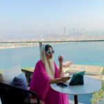 Marina Alobaidi Instagram - امًّــي تعهدت روحي بالرقّه ؛ وأبـي تعهّد عقلي بالقوه وجناحي بالثبات حتى صرت ما أنـــا عليه ؛ قدمان مغروستان في الارض وهامة محلّقه في السماء 🐆 💓🌸 مساكم سكر يا حلوين . . . العبايه الجميله من @mohrafashion.zy 💓 . #مارينا_العبيدي #missarabworld2021🇮🇶 #dubai #atlantis #jumeirah #luxury #luxurylifestyle #investment Atlantis the Royal Dubai