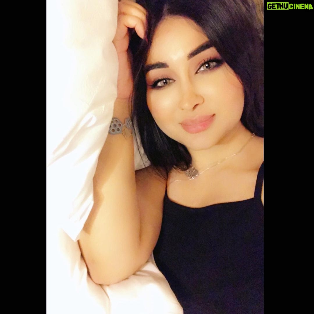 Marina Alobaidi Instagram - مساكم ورد يا حلوين 🌸🌹🍃🌷💐🌺 . . . سيلفي عادي 🦦 . #مارينا_العبيدي #black #explore #dxb #dubai Kempinski Hotel Mall Of The Emirates Dubai