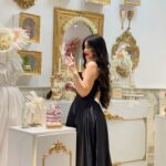 Marina Alobaidi Instagram - ... يـــاماا الشوق حَاول يِحايلني ، وأقلو روح يا عَزاب يــــــــااما عيُون شاغلوُنِي ؛ لكن ولا شَغَلووني إلا عيونـــك انـــت ...✨ 🖤 . . . #مارينا_العبيدي #luxury #luxurylifestyle #dxb #black #explore