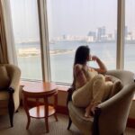 Marina Alobaidi Instagram - صباح الخير بتوقيتي 🐣 من الملل مااعرف وين اتصور بعد اشتاقيتلكم اني 💛 . . . #مارينا_العبيدي #luxury #luxurylifestyle #fashion #fashionista #dxb #dubai #versace