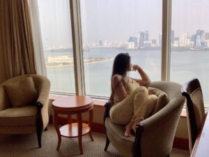 Marina Alobaidi Instagram - صباح الخير بتوقيتي 🐣
من الملل مااعرف وين اتصور بعد 
اشتاقيتلكم اني 💛
.
.
.
#مارينا_العبيدي #luxury #luxurylifestyle #fashion #fashionista #dxb #dubai #versace