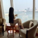 Marina Alobaidi Instagram - صباح الخير بتوقيتي 🐣 من الملل مااعرف وين اتصور بعد اشتاقيتلكم اني 💛 . . . #مارينا_العبيدي #luxury #luxurylifestyle #fashion #fashionista #dxb #dubai #versace