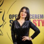 Marina Alobaidi Instagram - ... أنا فتاة على ذِمّة نَفسِي ؛ القليل لا يَكفينِي والكثِير لا يغرِيني ،،لا أقبَل بانتصار دونَ سَاحة حَرب ثابته امام أهدافي وشامخه بانتصارَاتي ولي في هذه الحياة نصيب ،، سأحيا بمساحة نصيبي كما أشاء واريد ....🖤 👑 . . . الفستان من 👗 @kashbash.iq . . #مارينا_العبيدي #luxury #luxurylifestyle #black #explore