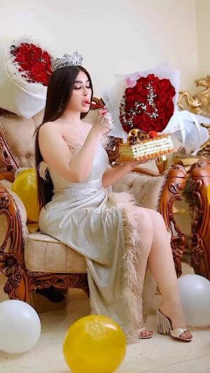 Marina Alobaidi Instagram - Birthday girl … 24/2✨👑
.
By🎥 : @saman_aljaaf 
.
.
Dress designed by 👗 : @kashka_jordan 
.