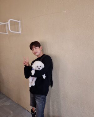 Max Changmin Instagram - 헤어지기 싫어하는 소중한 내 딸과🐶❤️
#버찌