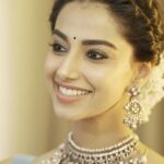 Meenakshi Chaudhary Instagram - Ringing in 2024 with lots of smiles , sparkles and positivity!✨✨✨ Happy new year fam🥰🫶🏽🫶🏽🫶🏽 Clicked by- @srikrishna_photography9 Jewellery- @amyrasilver Saree makeover -@_h_d_beauty_parlour_ Make up - @chadarasapallivamsikrishna Hair - @chinnisrinu_stylist
