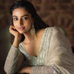 Meenakshi Chaudhary Instagram - Still in my saree era 🥹🤌🏽❤️ . . . . Wearing: @anushareddy.couture Jewellery: @alluringaccessories.a2 Style by : @stylebyannapurna Team : @i.Deekshasetti Makeup : @nehabagga21 Hair : @chinnisrinu_stylist Clicked by: @the_pixel_farmer Aaromale