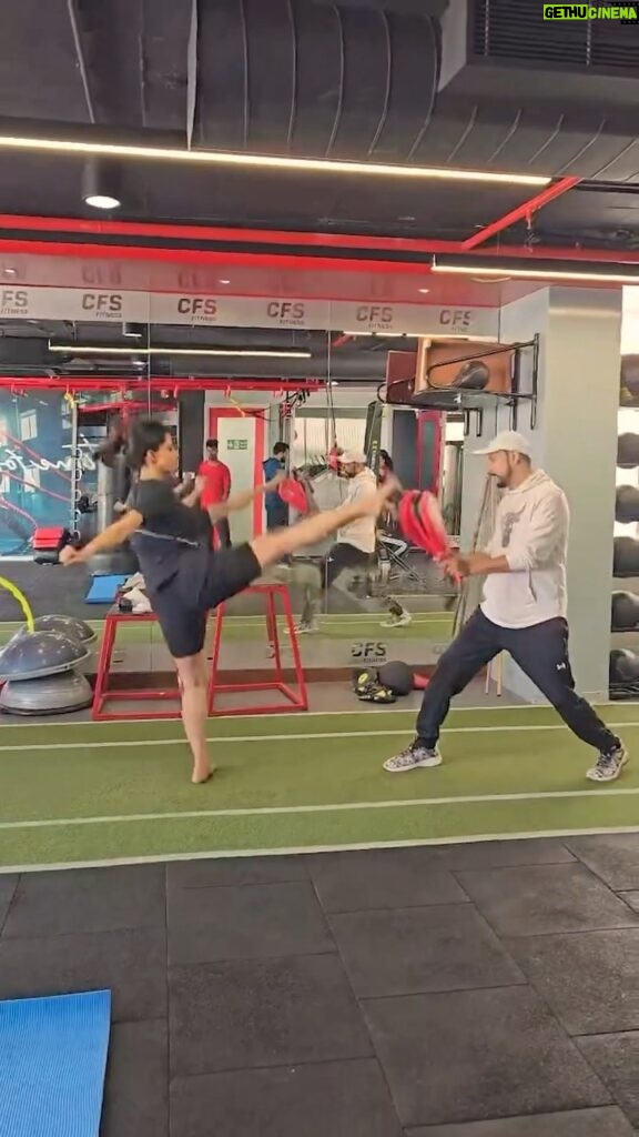 Meenakshi Chaudhary Instagram - So this was my first time trying MMA and I absolutely loved it . Here’s a short and bloody sweet proof of the fun I had kicking my stress away😝 Special thanks to @nasarbinahmed sir for being an amazing coach and mentor !! Thankyouu sir 🥰🙏🏽