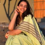 Meenakshi Chaudhary Instagram - Sunset , a good book and a cup of chai (finished it before these pictures were clicked 🙈) is just the best combo ever 🌇📖☕️